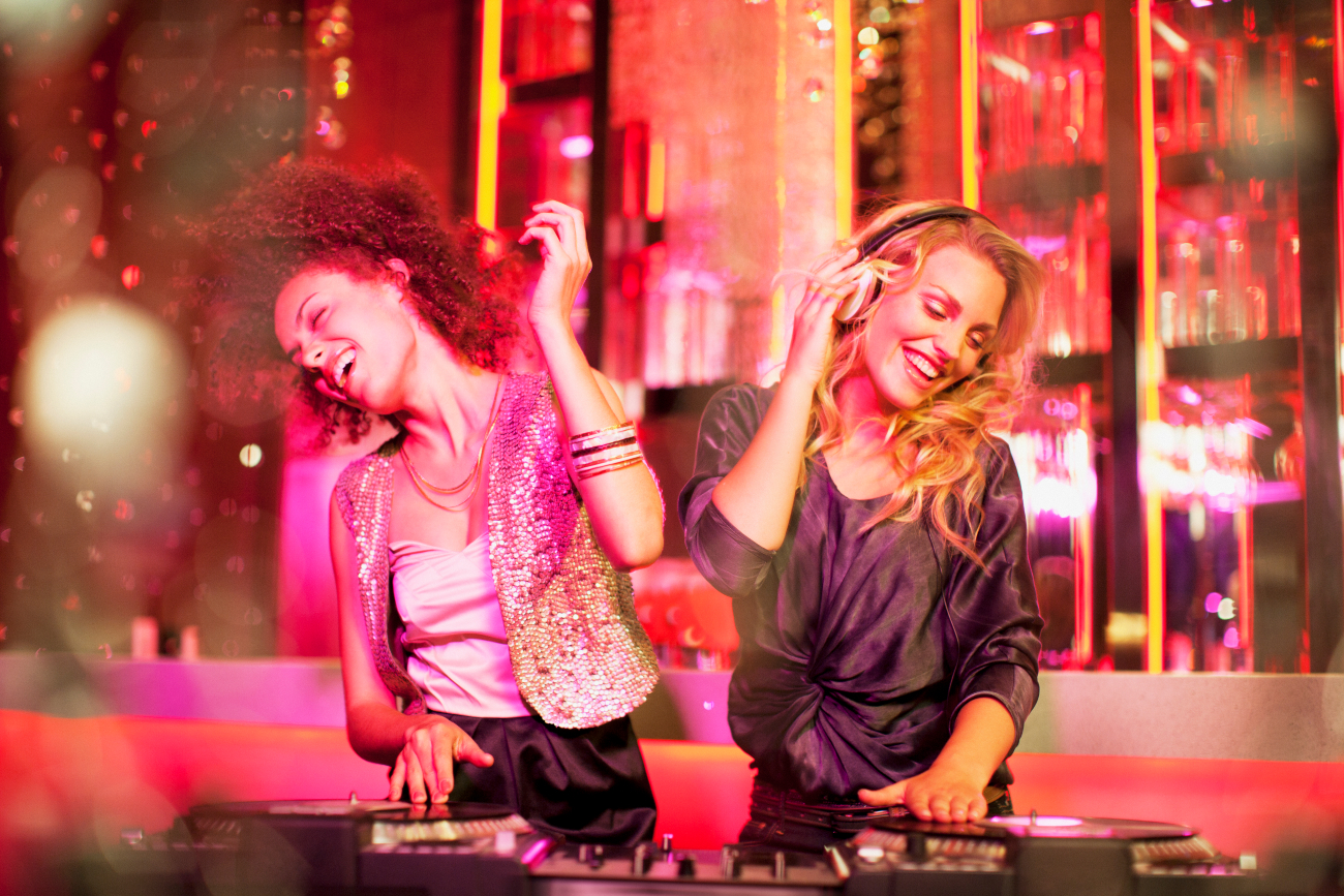 2 Girls Djing